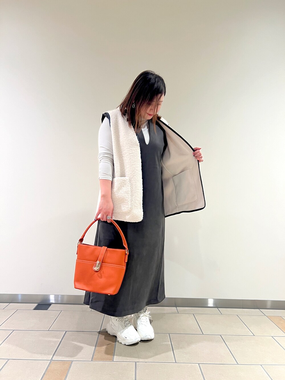 「秋コーデ、ITEMS URBANRESEARCH、ワンピース、ベスト、ボアベスト、フェイクスエードベスト、リバーシブル、ハイネックカットソー、バッグ、低身長女子、30代」｜「ITEMS URBANRESEARCHのリブタートルネックカットソー（Tシャツ/カットソー、グレー系）」を使った、chisaaaさん（レディース・152cm）の秋コーディネートの2枚目の写真