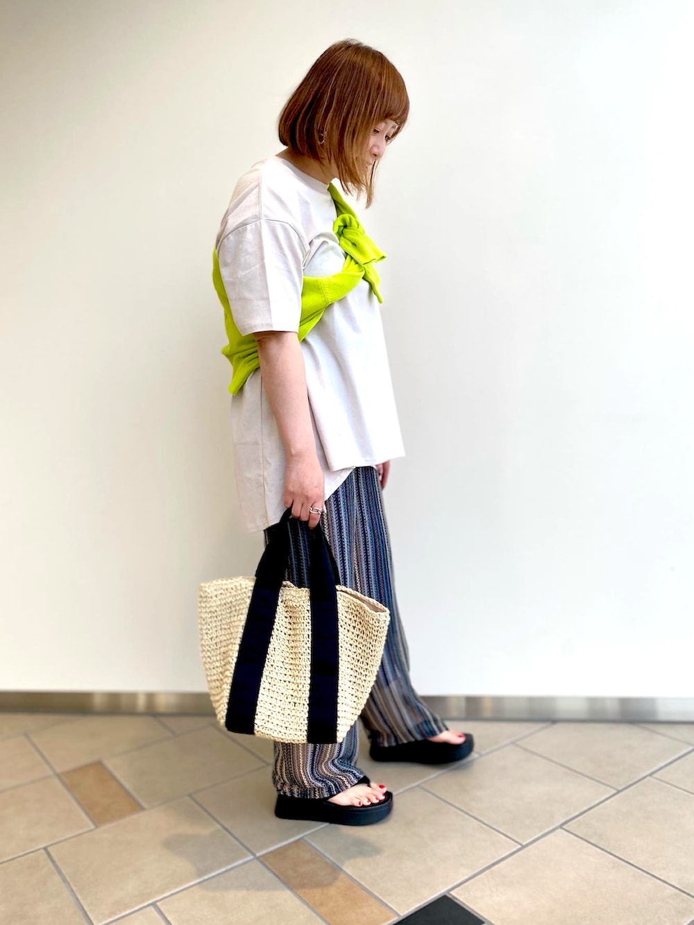 「夏コーデ、大人カジュアル、シンプルコーデ、ラクチンコーデ、ビタミンカラー、パンツスタイル、サンダル、ITEMS URBANRESEARCH、低身長女子、30代」|「ITEMS URBANRESEARCHのオーガニックコットンフレアTシャツ(Tシャツ/カットソー、グレー系)」を使った、chisaaaさん(レディース・152cm)の夏コーディネートの3枚目の写真