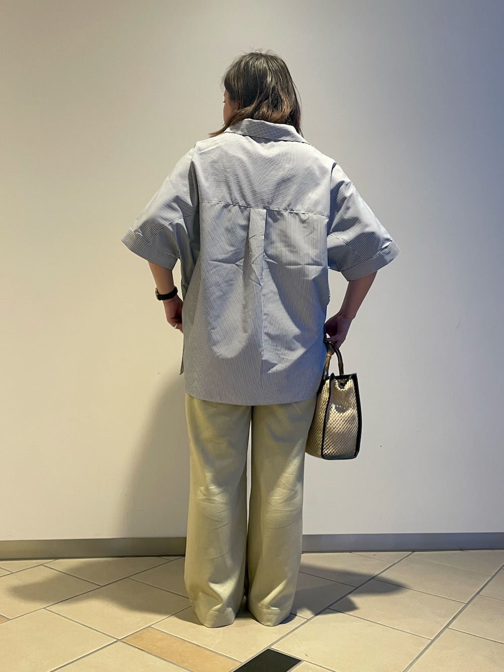 「カジュアル、夏コーデ、ストライプシャツ、カイキンシャツ、パンツスタイル、低身長、アイテムズアーバンリサーチ、ITEMS URBANRESEARCH」｜「ITEMS URBANRESEARCHのスキッパーシャツ（シャツ/ブラウス、その他）」を使った、chisaaaさん（レディース・152cm）の夏コーディネートの3枚目の写真