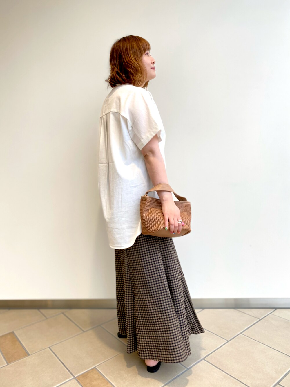「大人かわいい、低身長女子、ギンカムチェック、スカートスタイル、マーメイドスカート、シロシャツ、夏バッグ、ITEMS URBANRESEARCH、夏コーデ、30代」｜「ITEMS URBANRESEARCHのリネンライクハンソデプルオーバー（Tシャツ/カットソー、ホワイト系）」を使った、chisaaaさん（レディース・152cm）の夏コーディネートの2枚目の写真