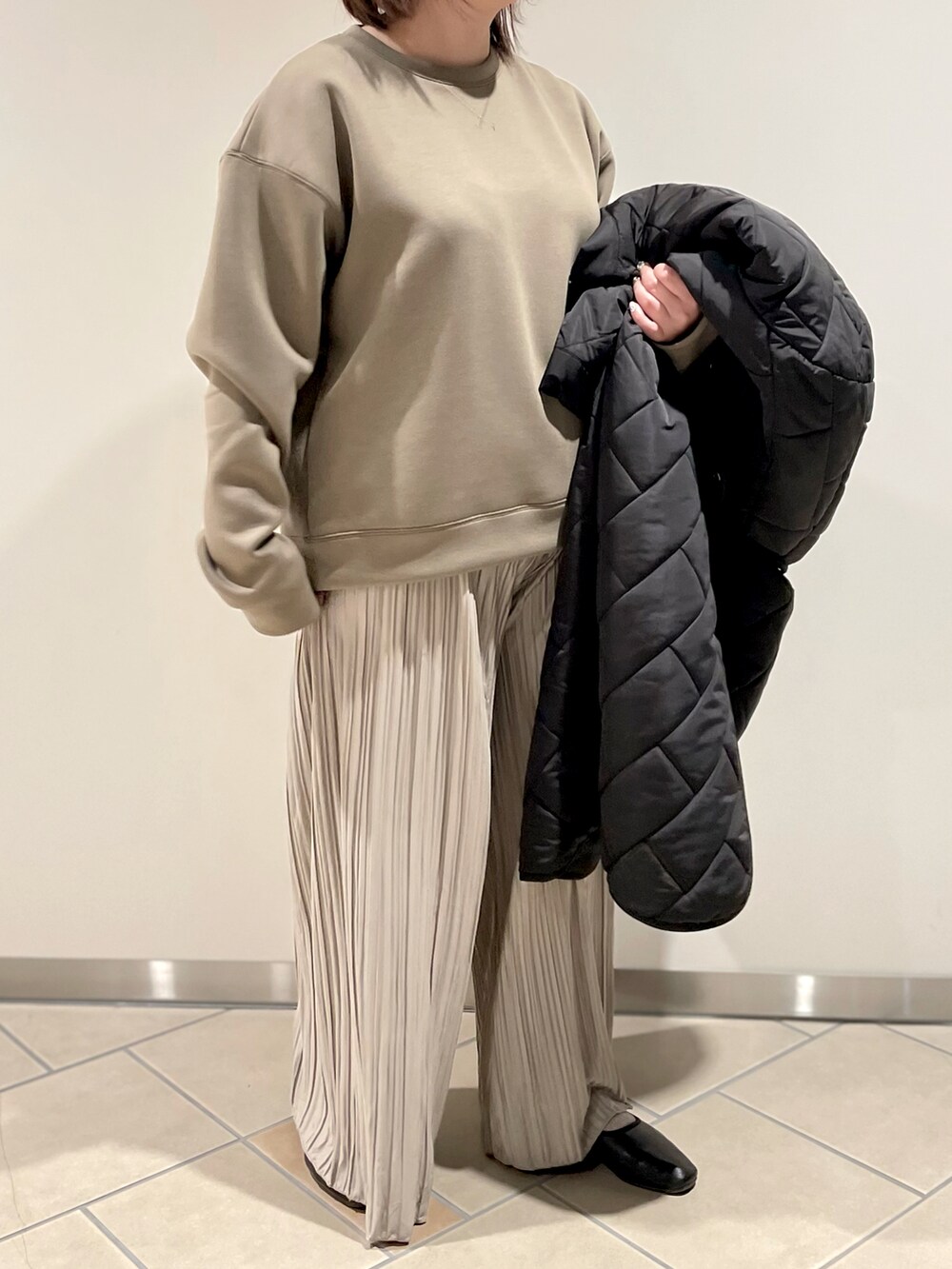 ブラック系のモッズコート、グリーン系のTシャツ/カットソー、グレー系のその他パンツを着用したレディースの冬コーディネートの3枚目の写真