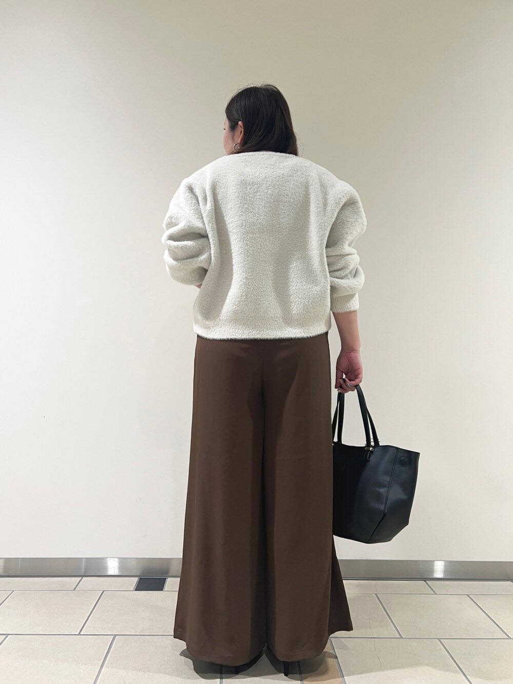「ITEMS URBANRESEARCH、RODE SKO、カーディガン、ニットカーディガン、パンツスタイル、バッグ、カジュアル、きれいめカジュアル、タンクトップ、30代、低身長女子」｜「ITEMS URBANRESEARCHのラメニットスクエアタンクトップ（タンクトップ、ブラック系）」を使った、chisaaaさん（レディース・152cm）の秋コーディネートの3枚目の写真