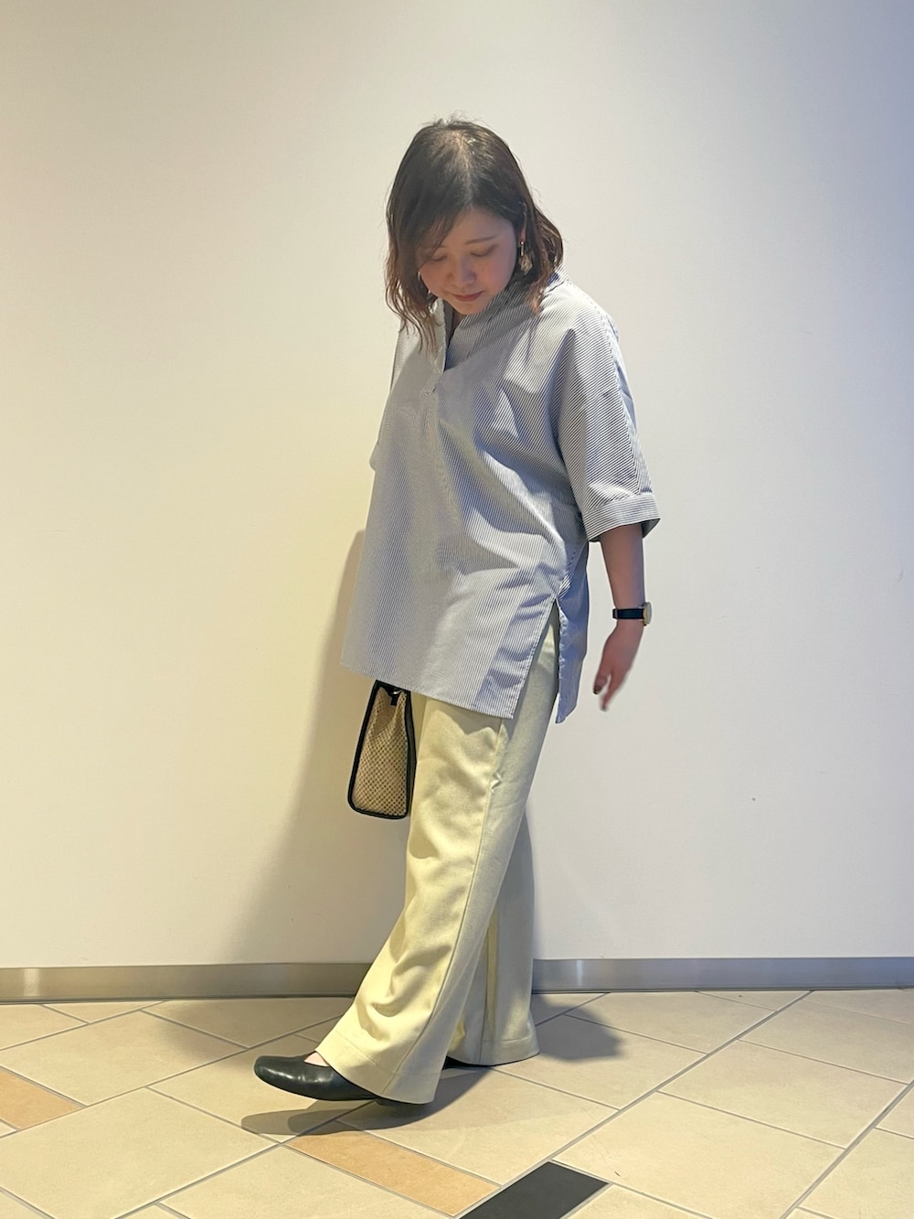 「カジュアル、夏コーデ、ストライプシャツ、カイキンシャツ、パンツスタイル、低身長、アイテムズアーバンリサーチ、ITEMS URBANRESEARCH」｜「ITEMS URBANRESEARCHのスキッパーシャツ（シャツ/ブラウス、その他）」を使った、chisaaaさん（レディース・152cm）の夏コーディネートの2枚目の写真