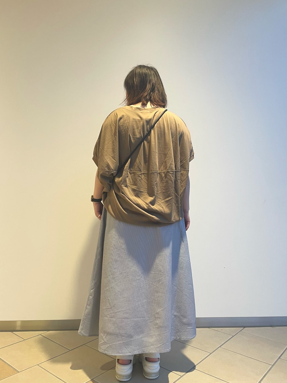 「夏服、カジュアル、低身長、スカート、ロングスカート、Tシャツ、ラフ、アイテムズアーバンリサーチ、ITEMS URBANRESEARCH」｜「ITEMS URBANRESEARCHの『吸水速乾』ドライタッチバックタックプルオーバー（Tシャツ/カットソー、ブラウン系）」を使った、chisaaaさん（レディース・152cm）の夏コーディネートの3枚目の写真