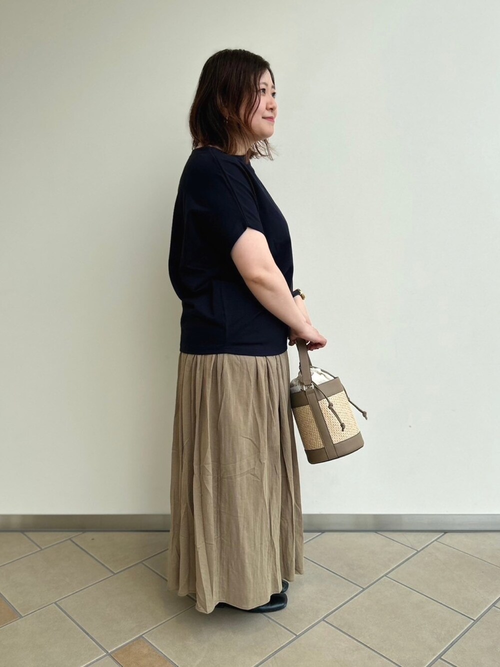 「夏コーデ、低身長、ロングスカート、ギャザースカート、Tシャツ、機能素材、DOORS、ITEMS URBANRESEARCH、カジュアル、シンプルコーデ、30代コーデ、URBAN RESEARCH DOORS」｜「URBAN RESEARCH DOORSの『臼田あさ美さん着用』『UR TECH ひやサラクール』ドライコットンボートネックプルオーバー（Tシャツ/カットソー、ブルー系）」を使った、chisaaaさん（レディース・152cm）の夏コーディネートの3枚目の写真