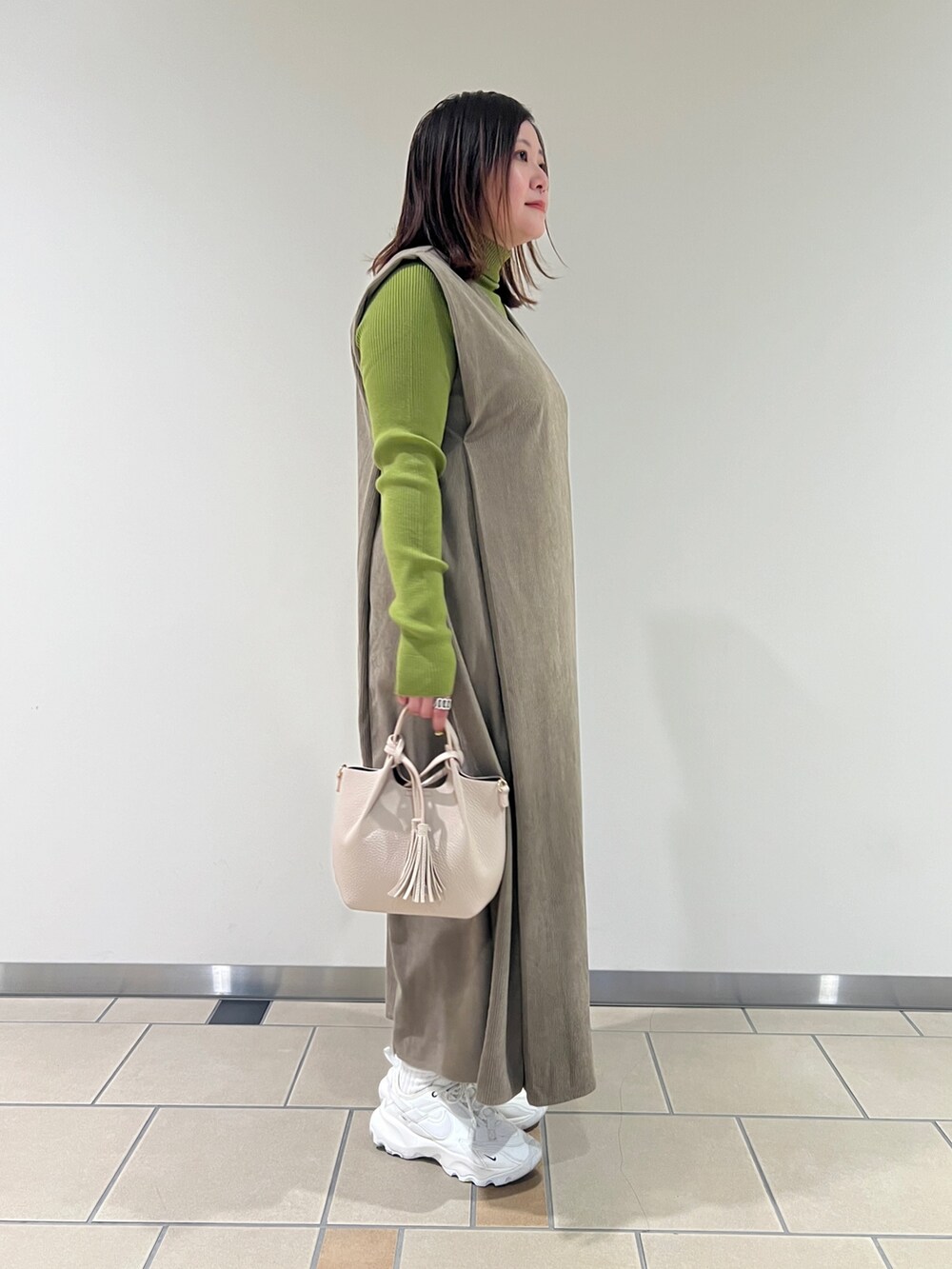 「ITEMS URBANRESEARCH、RODE SKO、ワンピース、コーデュロイワンピース、ニット、カラーニット、ハイネックニット、バッグ、低身長女子、152cm、30代、カジュアル」｜「ITEMS URBANRESEARCHのコーデュロイジャンパースカート（ジャンパースカート、ベージュ系）」を使った、chisaaaさん（レディース・152cm）の秋コーディネートの3枚目の写真