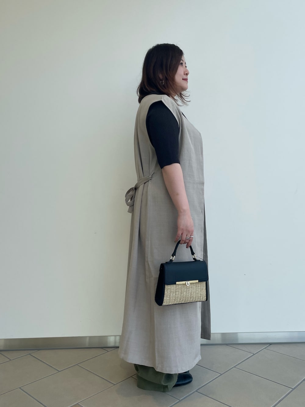 「レイヤードスタイル、きれいめカジュアル、夏コーデ、ITEMS URBANRESEARCH、RODE SKO、パンツスタイル、カーゴパンツ、サマーニット、ワンピース、2wayワンピース、ジレワンピース、低身長、30代」｜「ITEMS URBANRESEARCHのクルーネックリブニット（ニット/セーター、グレー系）」を使った、chisaaaさん（レディース・152cm）の夏コーディネートの2枚目の写真