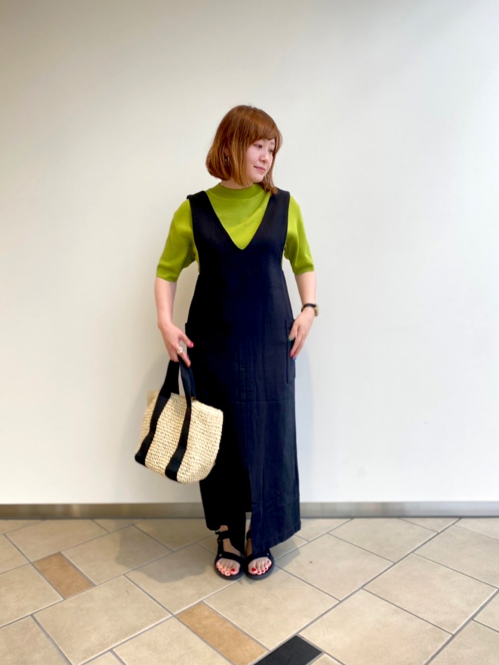「夏コーデ、楽チンコーデ、カジュアルコーデ、低身長女子、夏バッグ、サマーニット、ジャンスカ、さし色、ITEMS URBANRESEARCH、30代」｜「ITEMS URBANRESEARCHの2WAYジャンスカ（ジャンパースカート、ブラック系）」を使った、chisaaaさん（レディース・152cm）の夏コーディネートの4枚目の写真