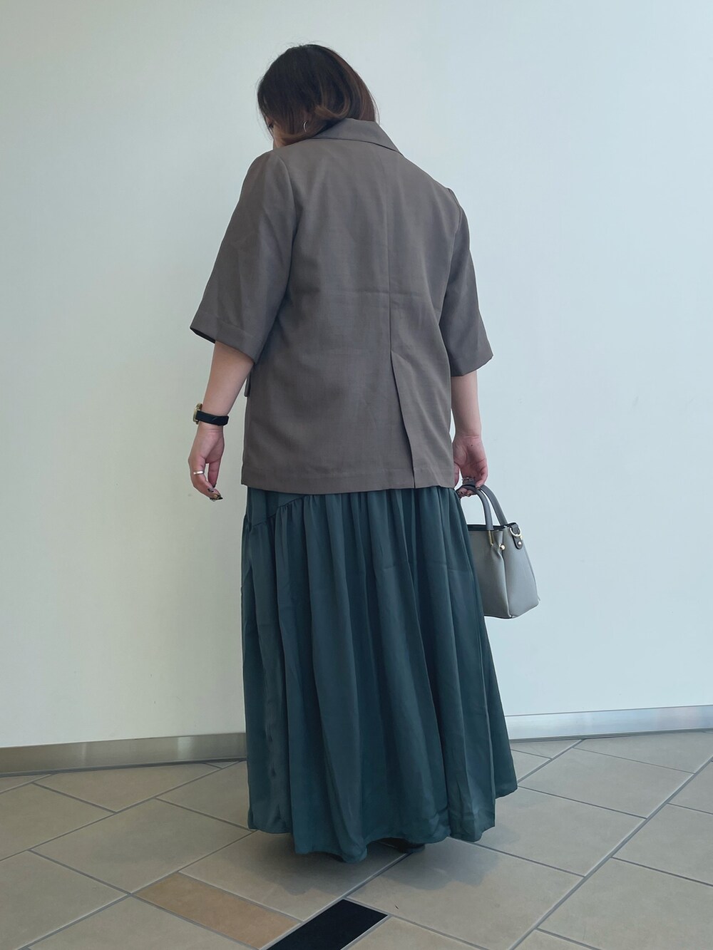 「きれいめカジュアル、セットアイテム、ジャケット、夏コーデ、低身長、30代コーデ、ITEMS URBANRESEARCH、RODE SKO、スカート、Tシャツ」｜「ITEMS URBANRESEARCHの『セットアップ対応』リネンライクハンソデジャケット（セットアップ、ブラウン系）」を使った、chisaaaさん（レディース・152cm）の夏コーディネートの3枚目の写真