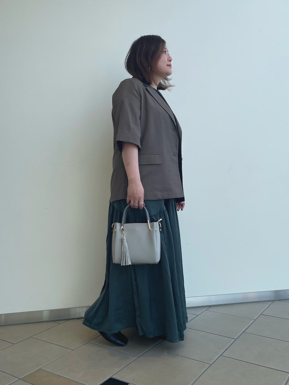 「きれいめカジュアル、セットアイテム、ジャケット、夏コーデ、低身長、30代コーデ、ITEMS URBANRESEARCH、RODE SKO、スカート、Tシャツ」｜「ITEMS URBANRESEARCHの『セットアップ対応』リネンライクハンソデジャケット（セットアップ、ブラウン系）」を使った、chisaaaさん（レディース・152cm）の夏コーディネートの2枚目の写真