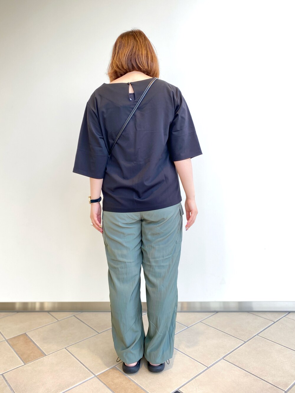 「ゆるコーデ、ジョガーパンツ、半袖Ｔシャツ、楽チンコーデ、ITEMS URBANRESEARCH、低身長女子、夏コーデ、ショルダーバッグ、30代」｜「ITEMS URBANRESEARCHのストレッチハンソデTシャツ（Tシャツ/カットソー、ブラック系）」を使った、chisaaaさん（レディース・152cm）の夏コーディネートの3枚目の写真