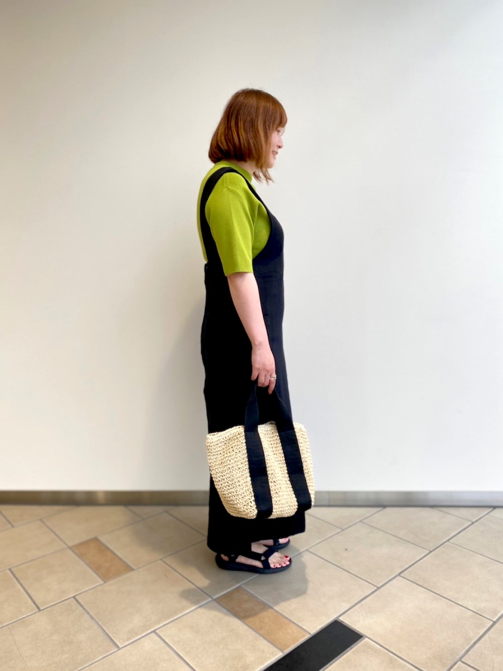 「夏コーデ、楽チンコーデ、カジュアルコーデ、低身長女子、夏バッグ、サマーニット、ジャンスカ、さし色、ITEMS URBANRESEARCH、30代」｜「ITEMS URBANRESEARCHの2WAYジャンスカ（ジャンパースカート、ブラック系）」を使った、chisaaaさん（レディース・152cm）の夏コーディネートの2枚目の写真