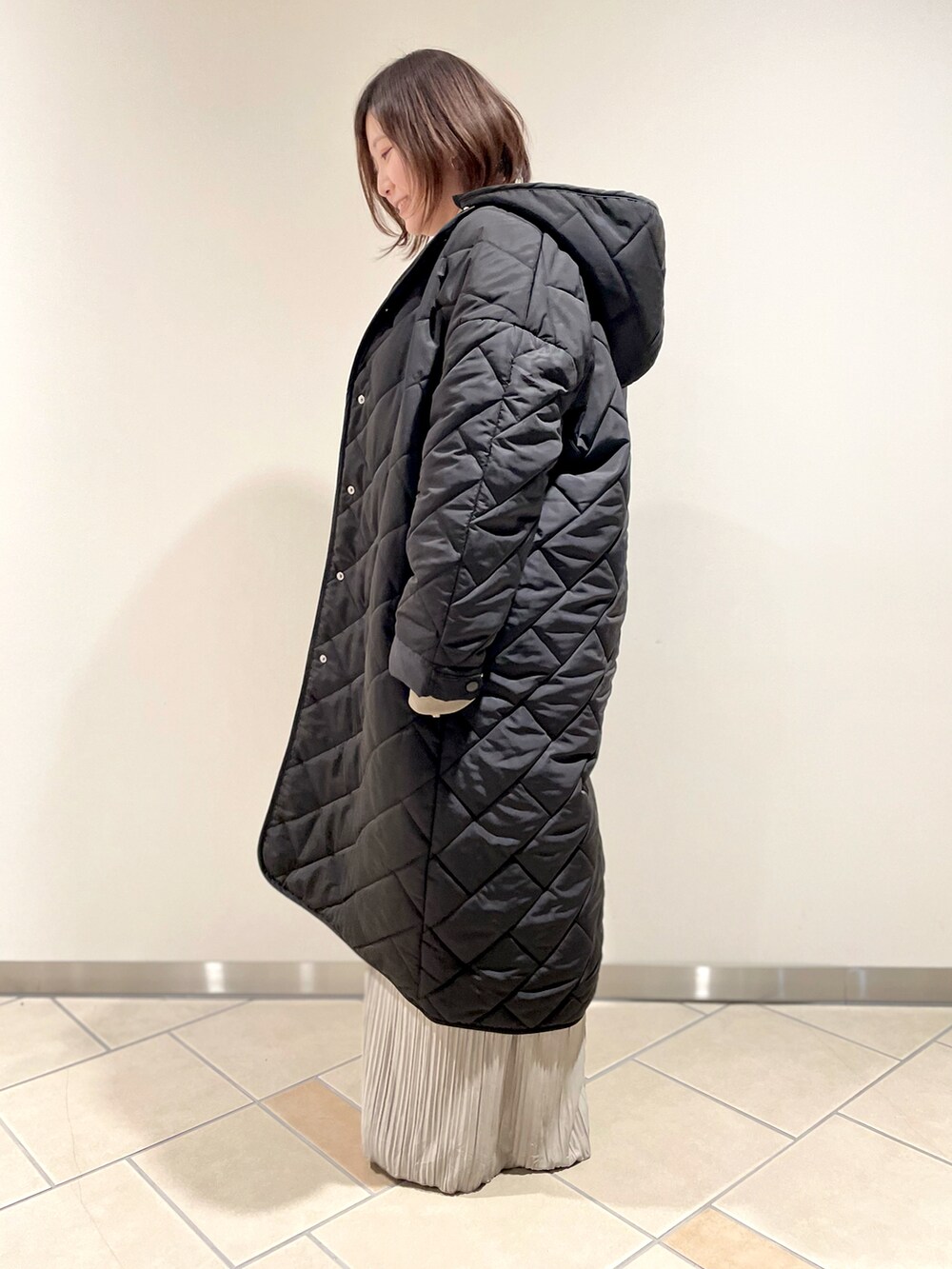 ブラック系のモッズコート、グリーン系のTシャツ/カットソー、グレー系のその他パンツを着用したレディースの冬コーディネートの2枚目の写真