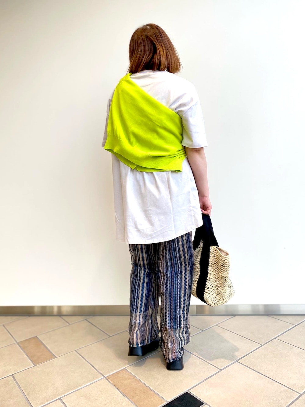 「夏コーデ、大人カジュアル、シンプルコーデ、ラクチンコーデ、ビタミンカラー、パンツスタイル、サンダル、ITEMS URBANRESEARCH、低身長女子、30代」|「ITEMS URBANRESEARCHのオーガニックコットンフレアTシャツ(Tシャツ/カットソー、グレー系)」を使った、chisaaaさん(レディース・152cm)の夏コーディネートの2枚目の写真