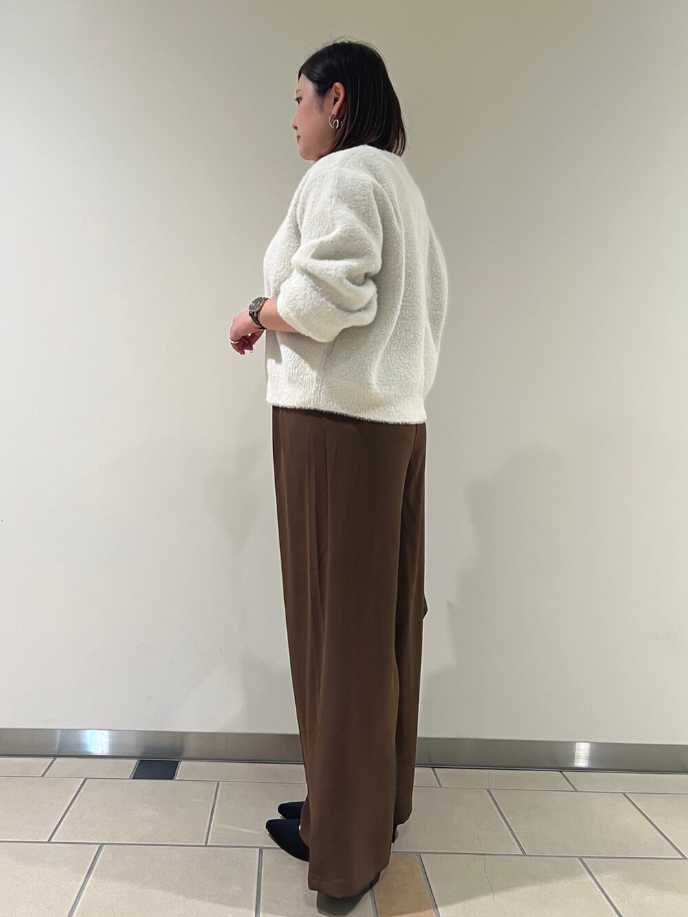 「ITEMS URBANRESEARCH、RODE SKO、カーディガン、ニットカーディガン、パンツスタイル、バッグ、カジュアル、きれいめカジュアル、タンクトップ、30代、低身長女子」｜「ITEMS URBANRESEARCHのラメニットスクエアタンクトップ（タンクトップ、ブラック系）」を使った、chisaaaさん（レディース・152cm）の秋コーディネートの4枚目の写真