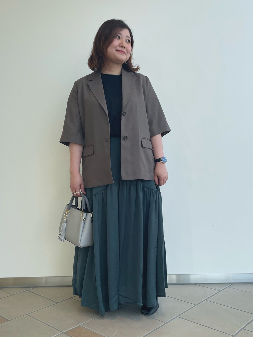 「きれいめカジュアル、セットアイテム、ジャケット、夏コーデ、低身長、30代コーデ、ITEMS URBANRESEARCH、RODE SKO、スカート、Tシャツ」｜「ITEMS URBANRESEARCHの『セットアップ対応』リネンライクハンソデジャケット（セットアップ、ブラウン系）」を使った、chisaaaさん（レディース・152cm）の夏コーディネートの4枚目の写真