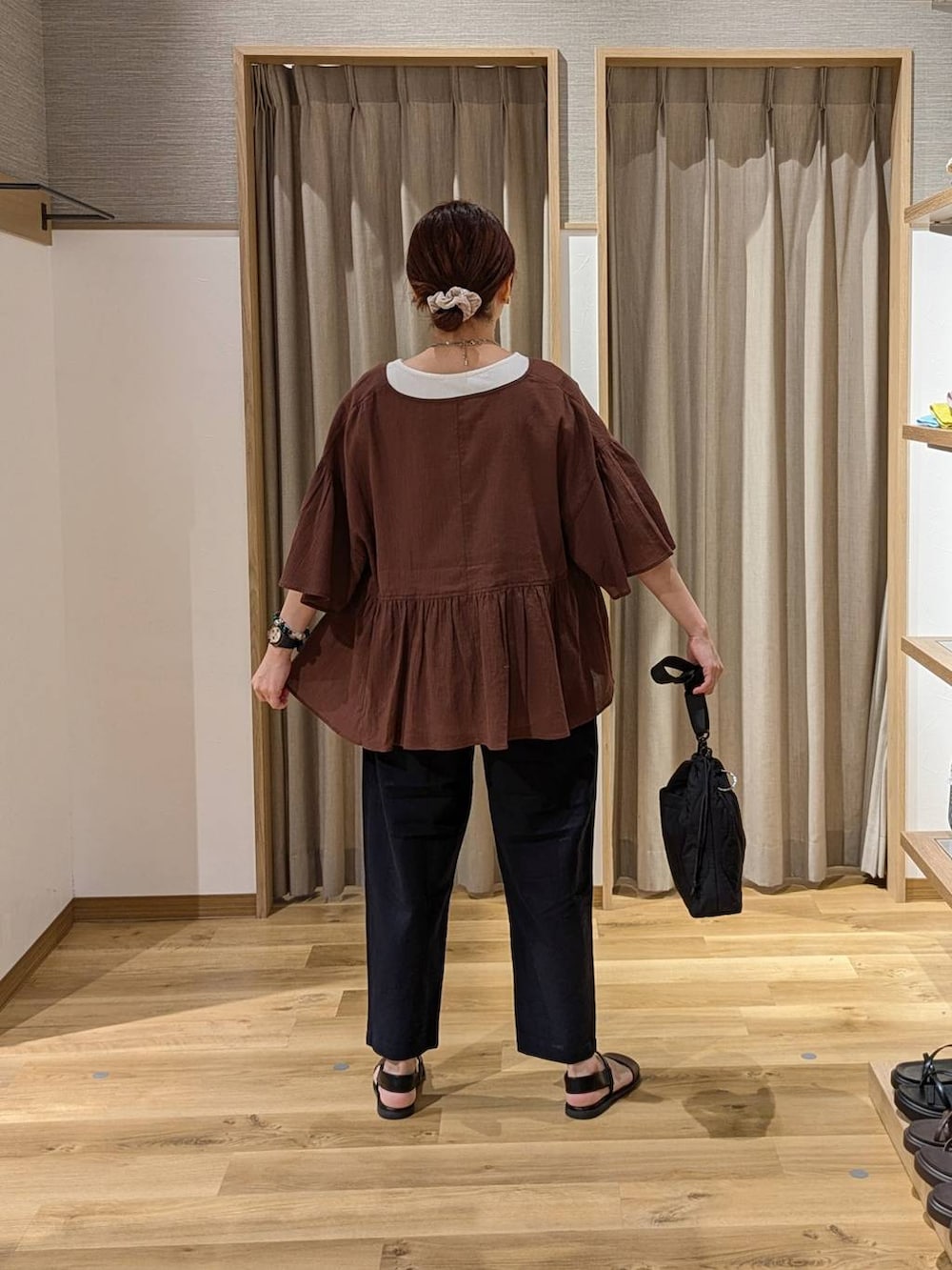 ブラック系のショルダーバッグ、ホワイト系のTシャツ/カットソー、ブルー系のその他パンツを着用したレディースの夏コーディネートの2枚目の写真