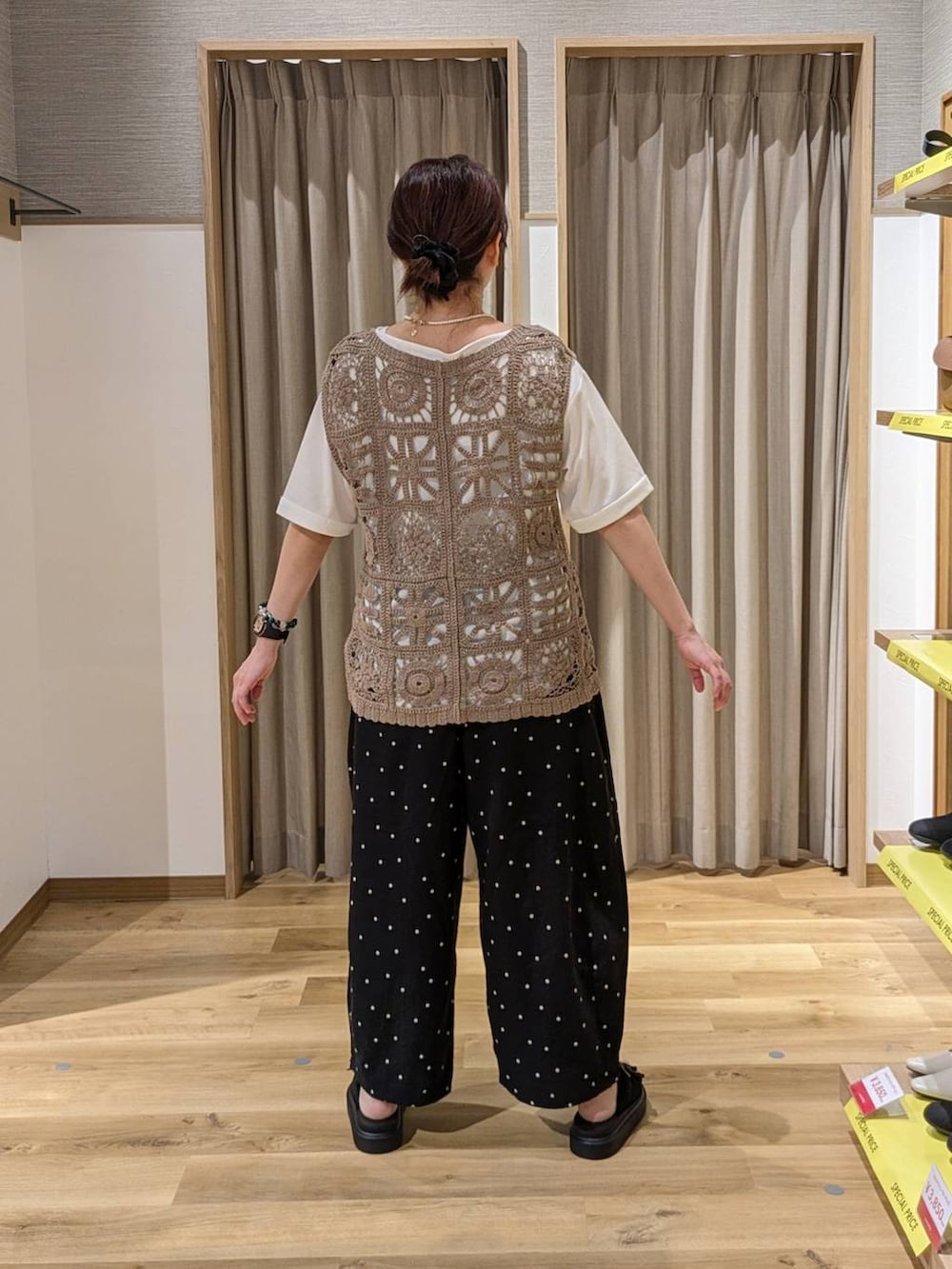 ブラウン系のショルダーバッグ、ブラック系のサンダル、その他のその他パンツを着用したレディースの春コーディネートの2枚目の写真