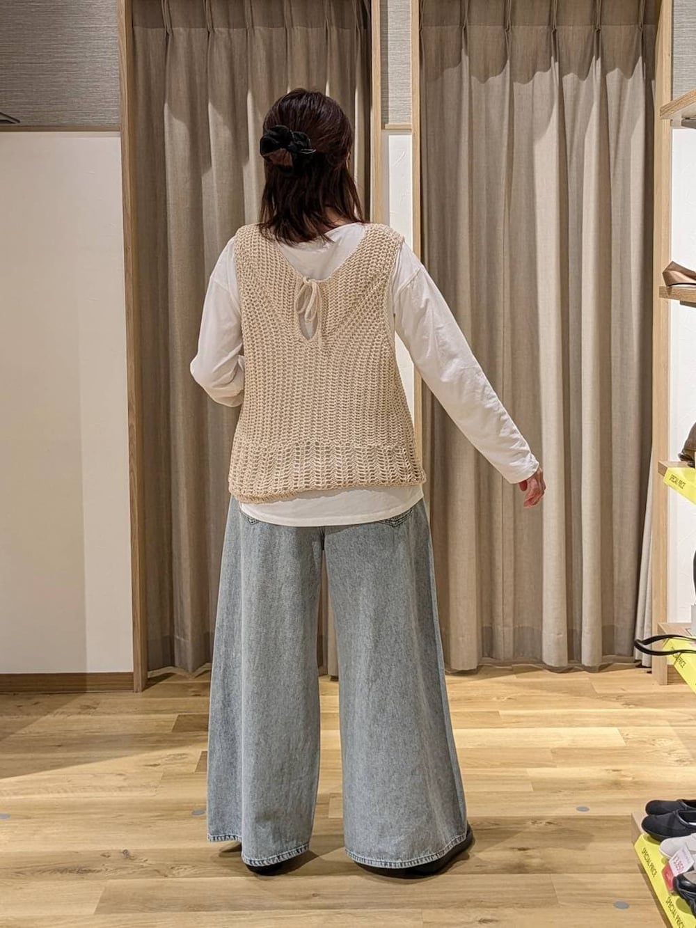ブラック系のサンダル、ブルー系のデニムパンツ、ホワイト系のTシャツ/カットソーを着用したレディースの春コーディネートの2枚目の写真
