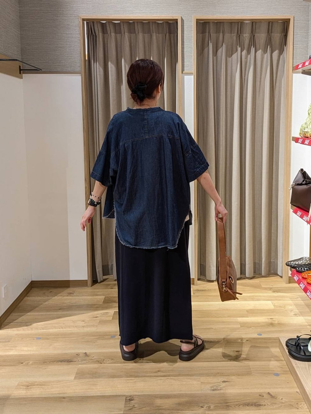 ブラウン系のショルダーバッグ、ブラック系のサンダル、ベージュ系のタンクトップを着用したレディースの夏コーディネートの2枚目の写真