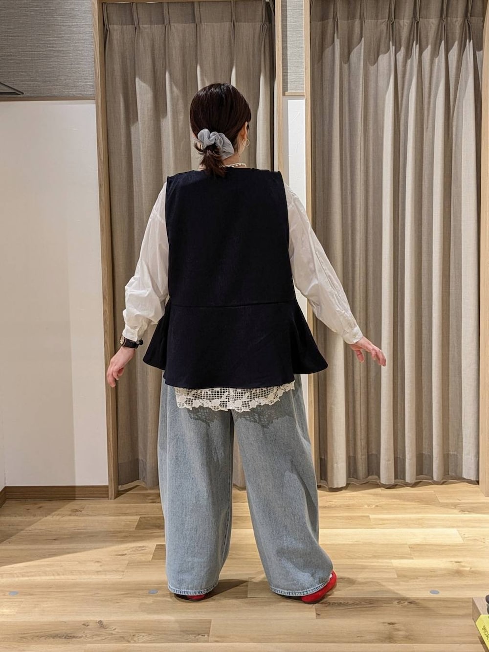 レッド系のパンプス、ブルー系のスーツセット、ブルー系のデニムパンツを着用したレディースの春コーディネートの2枚目の写真