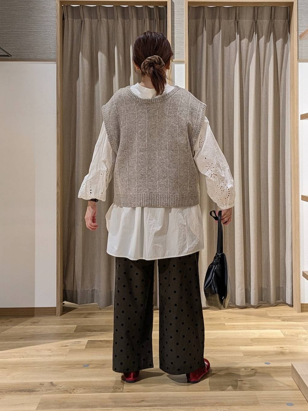 レッド系のその他シューズ、ブラウン系のその他パンツ、ホワイト系のシャツ/ブラウスを着用したレディースの秋コーディネートの3枚目の写真