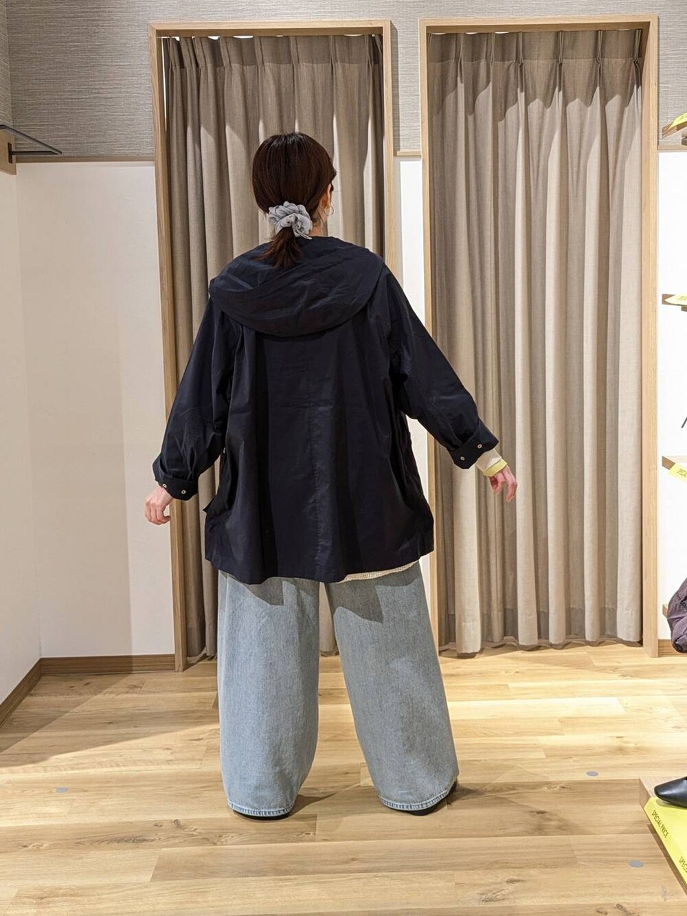 ブルー系のデニムパンツ、ブルー系のブルゾン、その他のスニーカーを着用したレディースの春コーディネートの2枚目の写真