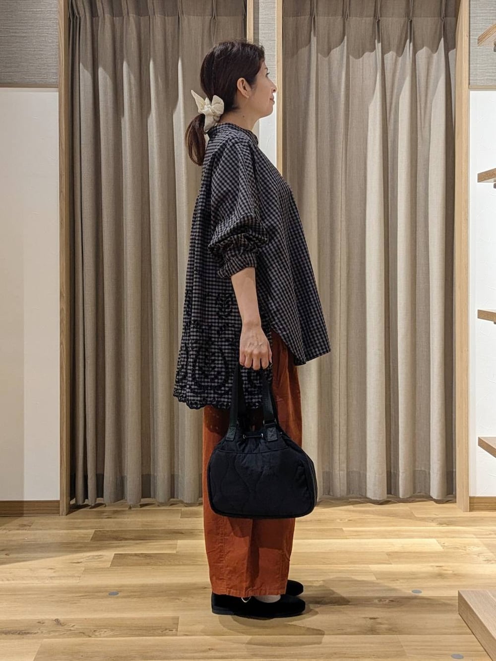 オレンジ系のその他パンツ、ブラック系のその他シューズ、その他のシャツ/ブラウスを着用したレディースの秋コーディネートの2枚目の写真