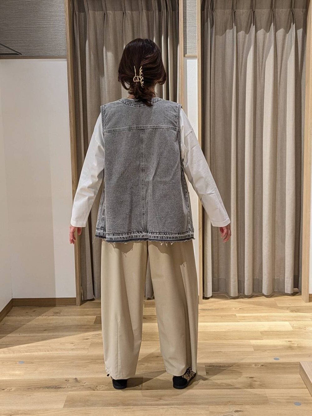 その他のTシャツ/カットソー、グレー系のベスト、ブラック系のショルダーバッグを着用したレディースの冬コーディネートの3枚目の写真