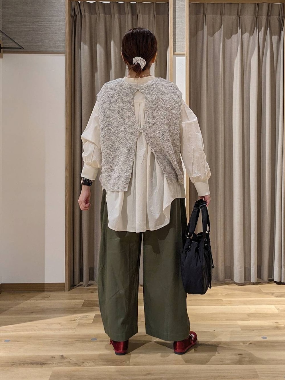 レッド系のその他シューズ、ベージュ系のシャツ/ブラウス、グレー系のベストを着用したレディースの秋コーディネートの3枚目の写真