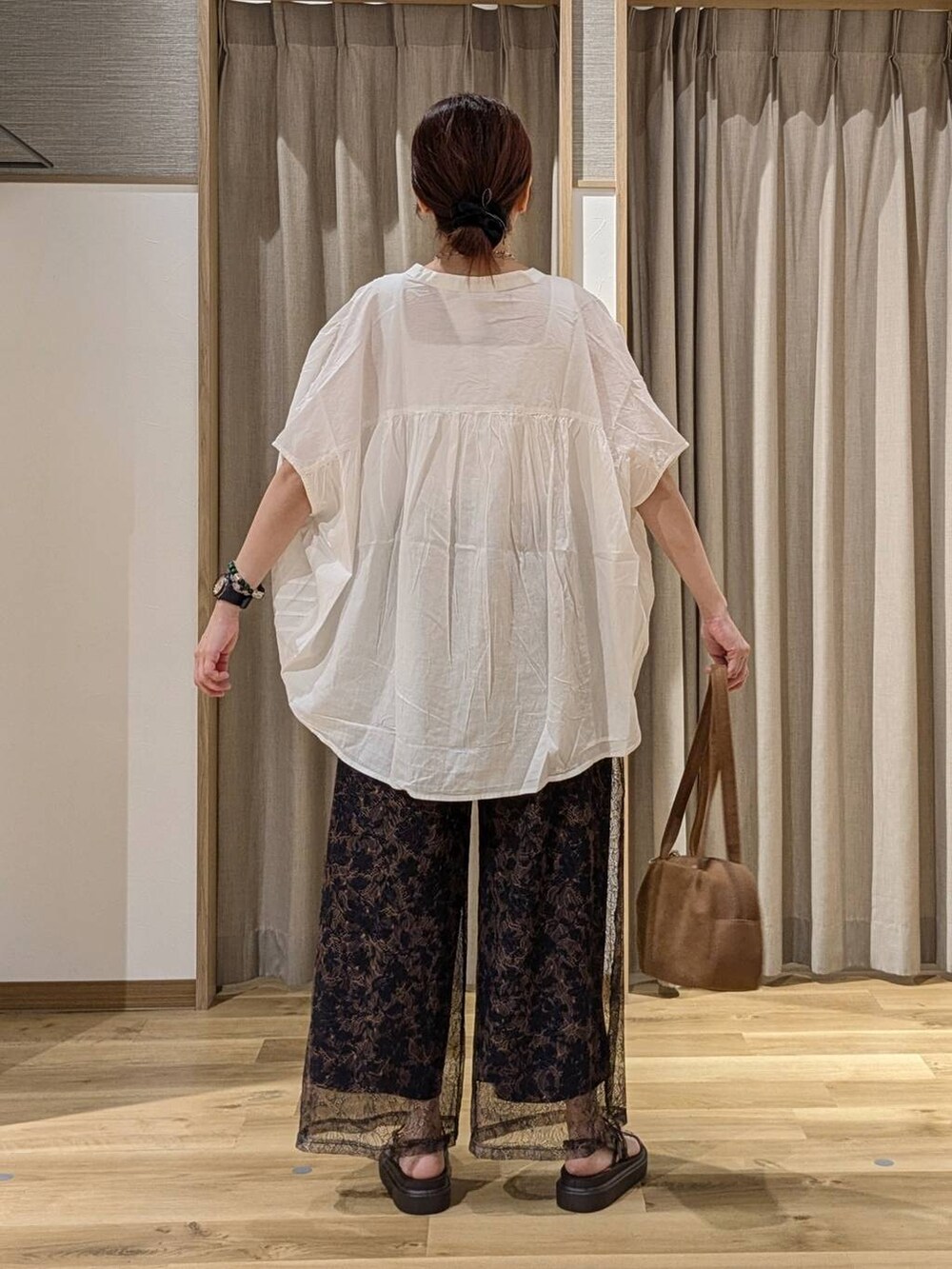 ブラウン系のその他パンツ、ブラウン系のショルダーバッグ、ブラウン系のサンダルを着用したレディースの夏コーディネートの3枚目の写真