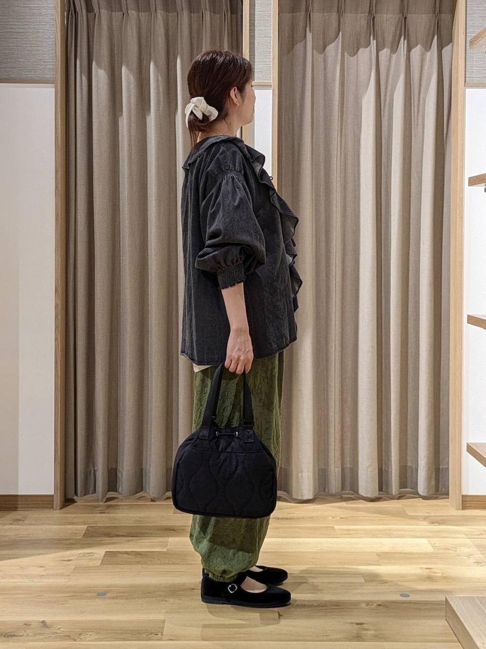 ブラック系のシャツ/ブラウス、グリーン系のその他パンツ、ブラック系のその他シューズを着用したレディースの秋コーディネートの2枚目の写真