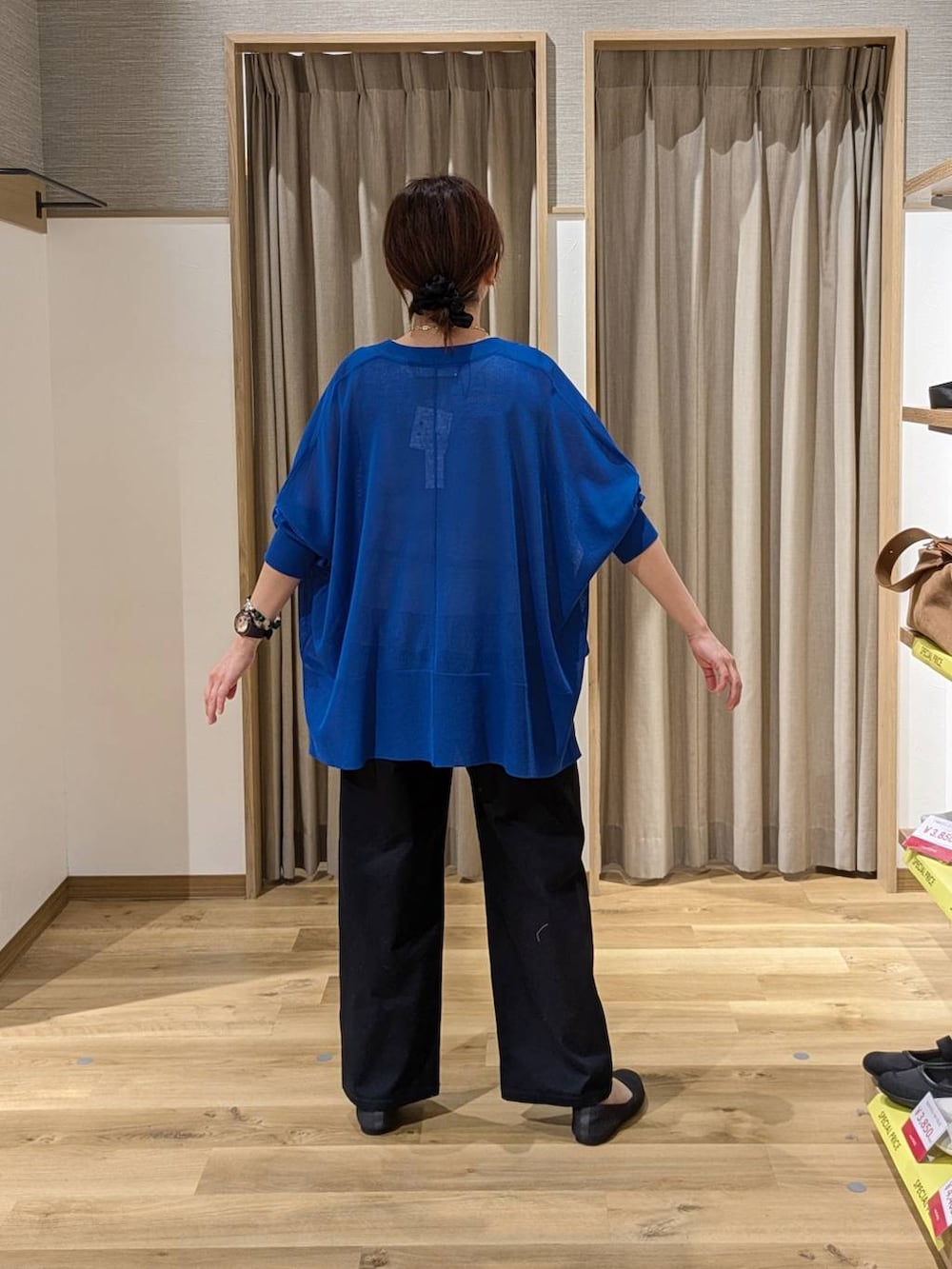 ブルー系のカーディガン/ボレロ、ブルー系のその他パンツ、ブラウン系のショルダーバッグを着用したレディースの春コーディネートの2枚目の写真