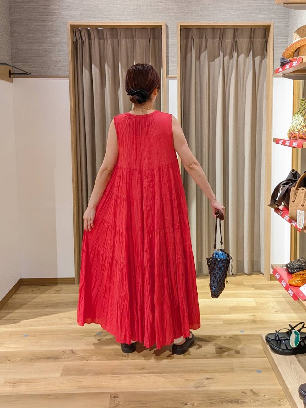 ベージュ系のその他パンツ、ブラウン系のショルダーバッグ、ブラウン系のサンダルを着用したレディースの夏コーディネートの2枚目の写真