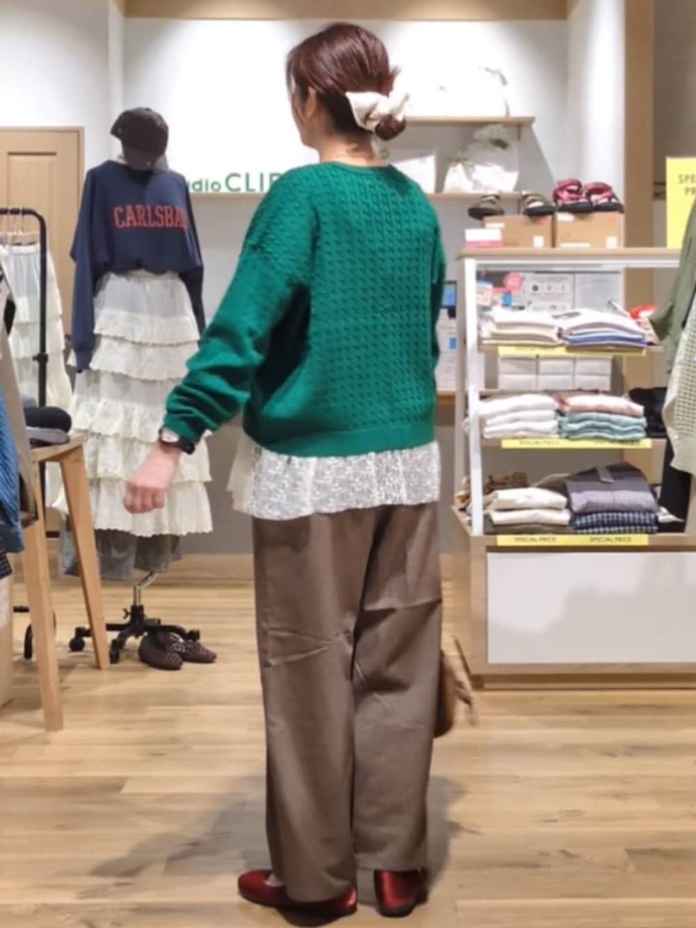 ブラウン系のショルダーバッグ、レッド系のその他シューズ、その他のTシャツ/カットソーを着用したレディースの秋コーディネートの2枚目の写真