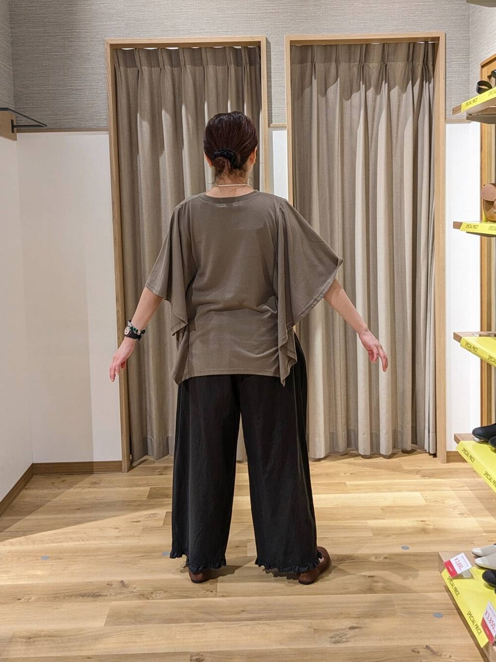 ベージュ系のショルダーバッグ、ブラウン系のパンプス、その他のその他パンツを着用したレディースの春コーディネートの2枚目の写真