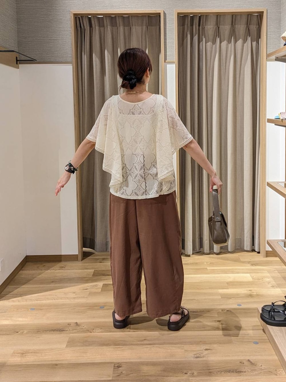ベージュ系のシャツ/ブラウス、ブラウン系のサンダル、ベージュ系のタンクトップを着用したレディースの夏コーディネートの2枚目の写真