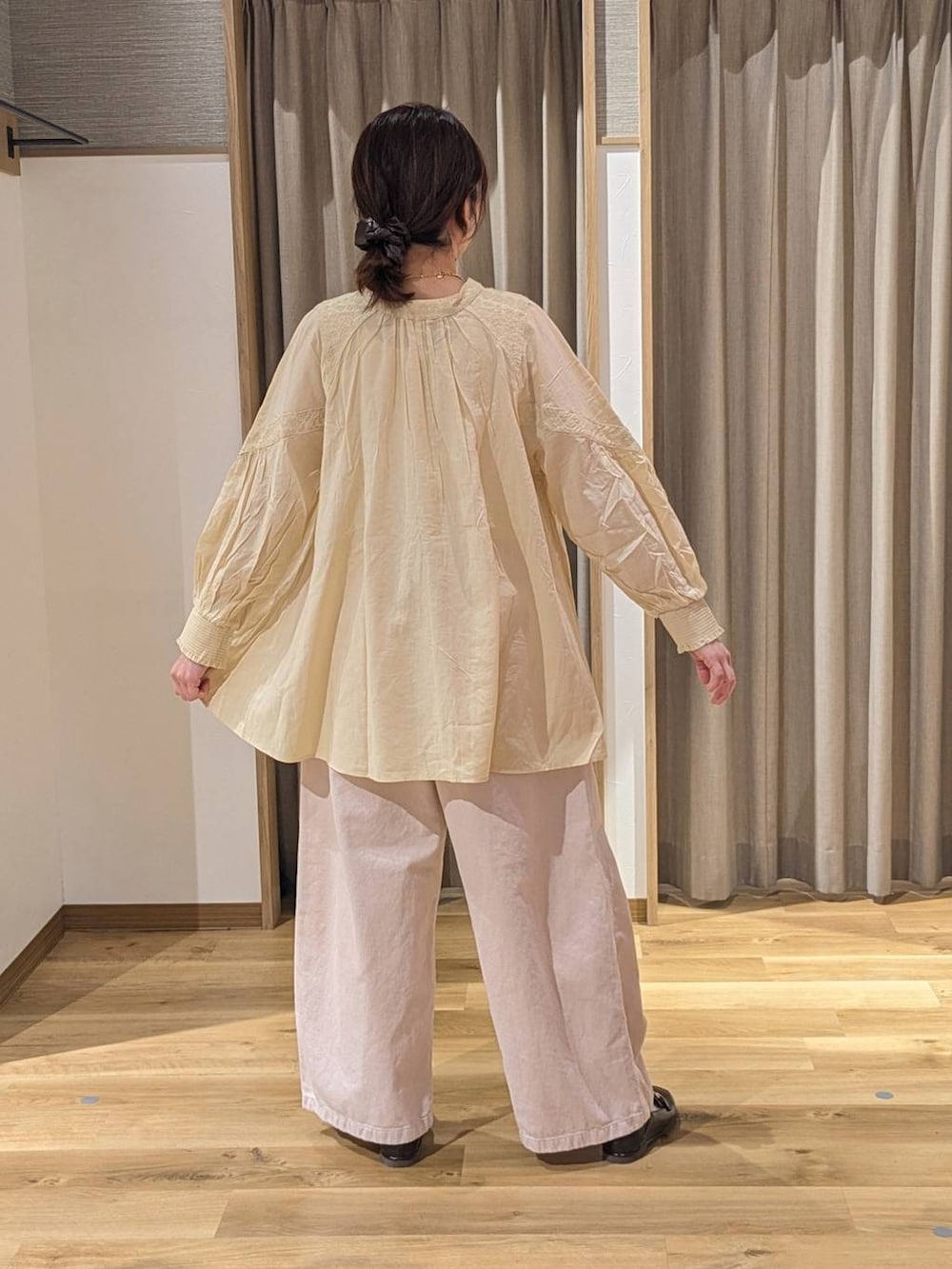 ベージュ系のシャツ/ブラウス、ピンク系のチノパンツ、ブラウン系のローファーを着用したレディースの冬コーディネートの2枚目の写真