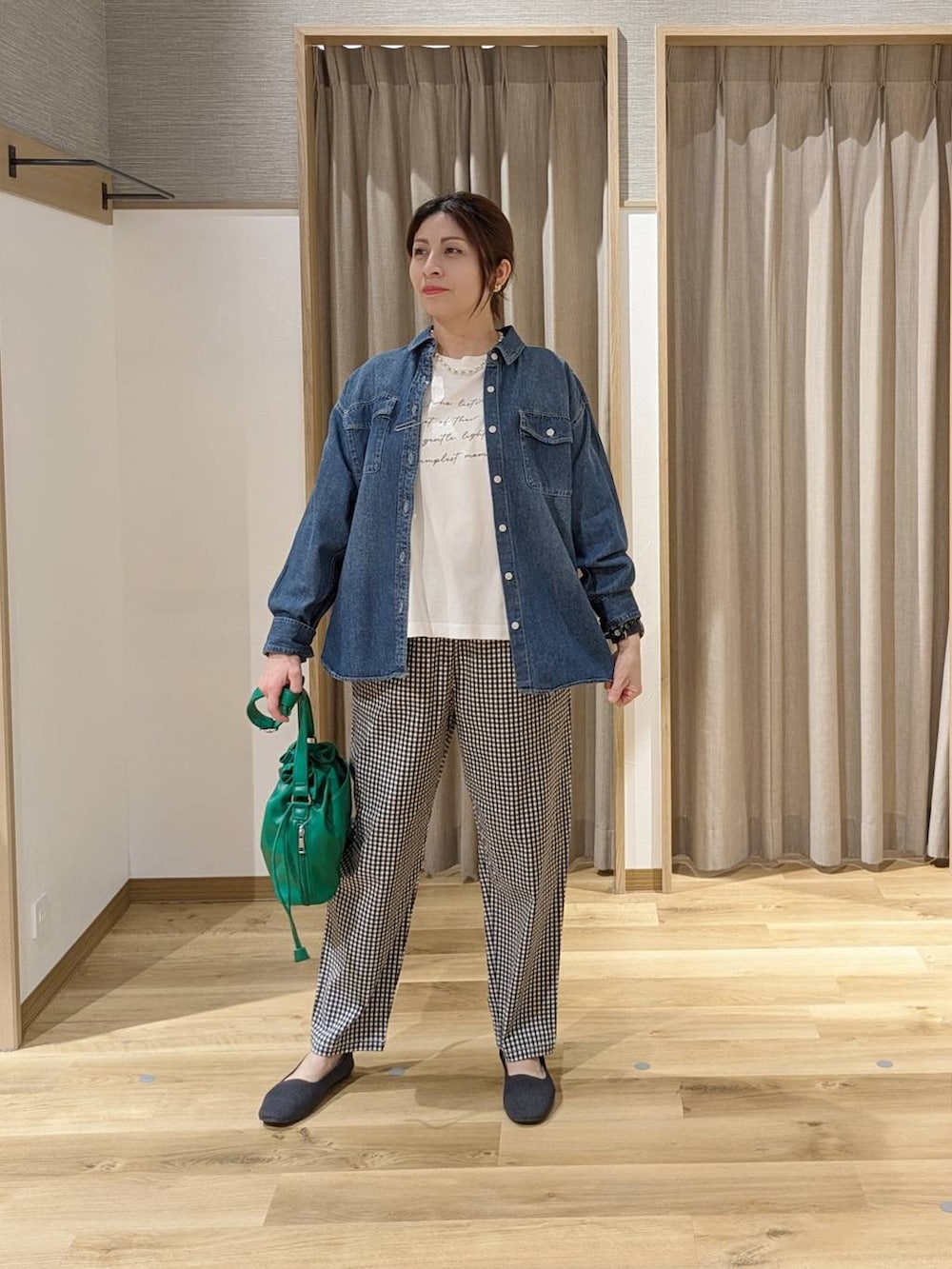 ブルー系のシャツ/ブラウス、その他のその他パンツ、グレー系のパンプスを着用したレディースの春コーディネートの3枚目の写真