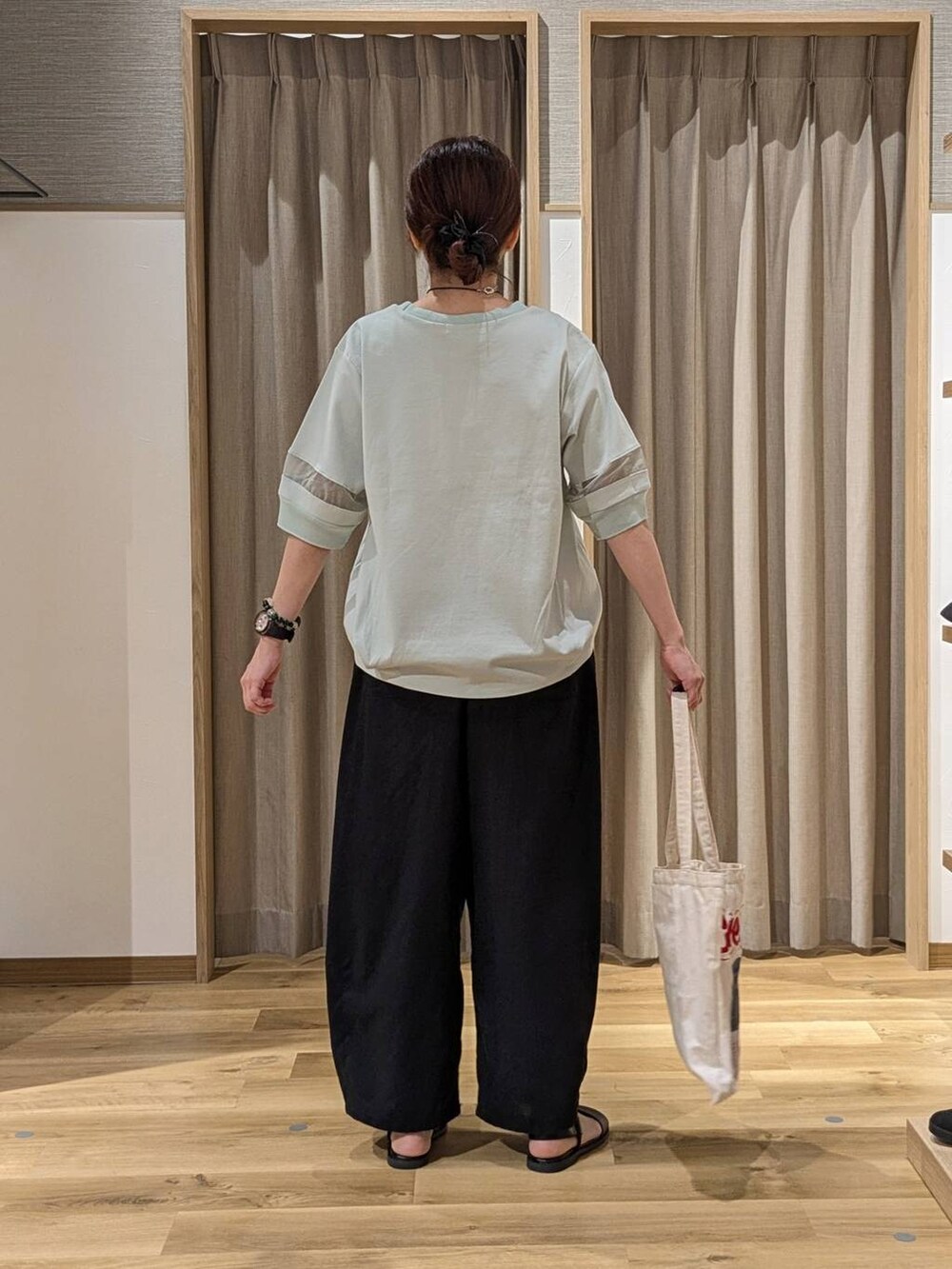 グリーン系のTシャツ/カットソー、ブラック系のその他パンツ、ブラウン系のサンダルを着用したレディースの夏コーディネートの4枚目の写真