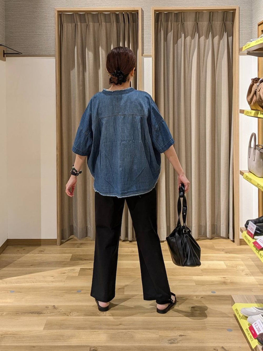 ブラック系のその他パンツ、ブラック系のサンダル、ブラック系のトートバッグを着用したレディースの春コーディネートの2枚目の写真