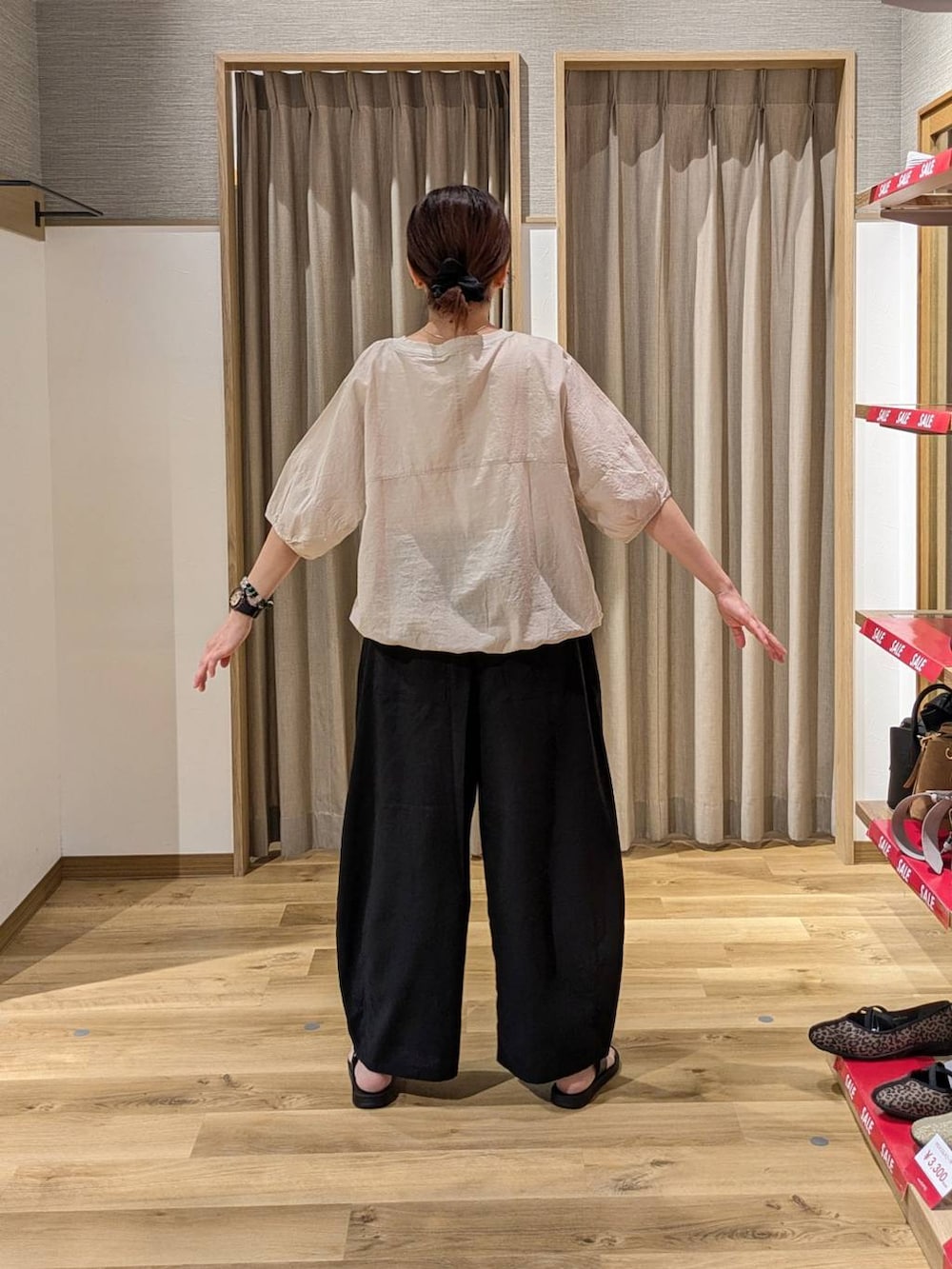 グレー系のシャツ/ブラウス、ブラウン系のショルダーバッグ、ブラック系のサンダルを着用したレディースの夏コーディネートの2枚目の写真