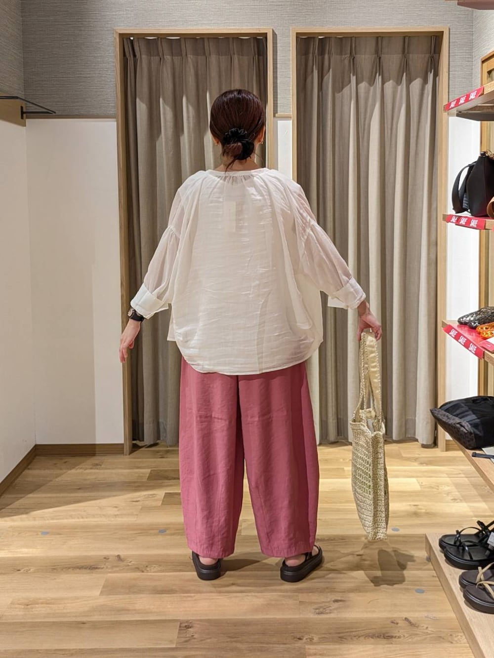 ベージュ系のトートバッグ、ブラウン系のサンダル、ピンク系のその他パンツを着用したレディースの夏コーディネートの2枚目の写真