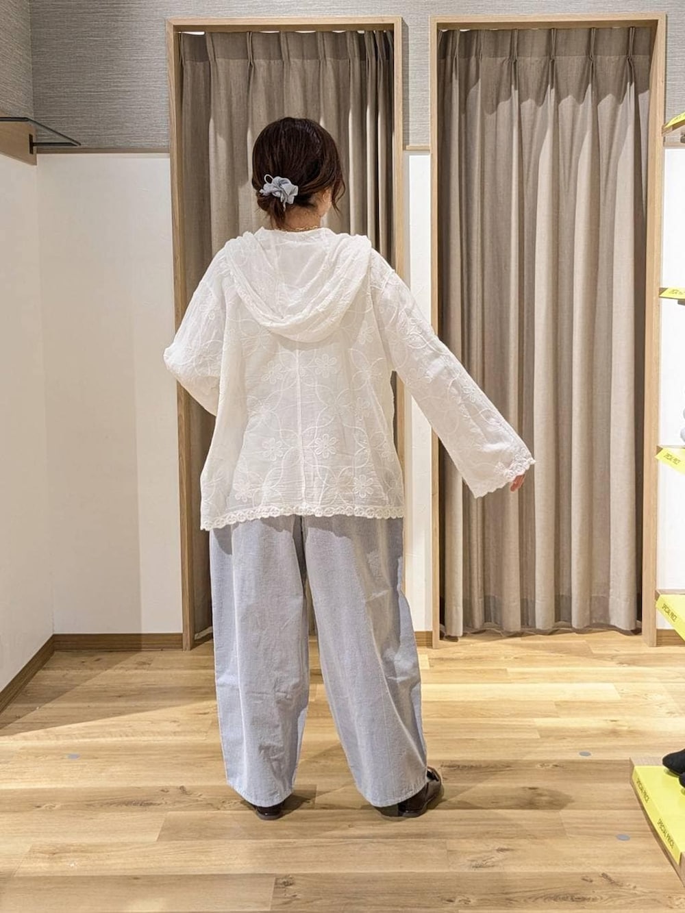 ブルー系のその他パンツ、ホワイト系のTシャツ/カットソー、ブラウン系のローファーを着用したレディースの冬コーディネートの3枚目の写真