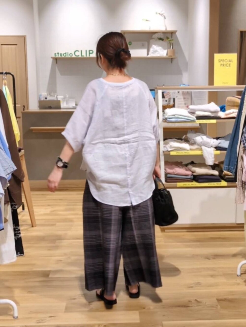 ブラック系のサンダル、グレー系のその他パンツ、ブラック系のショルダーバッグを着用したレディースの夏コーディネートの2枚目の写真