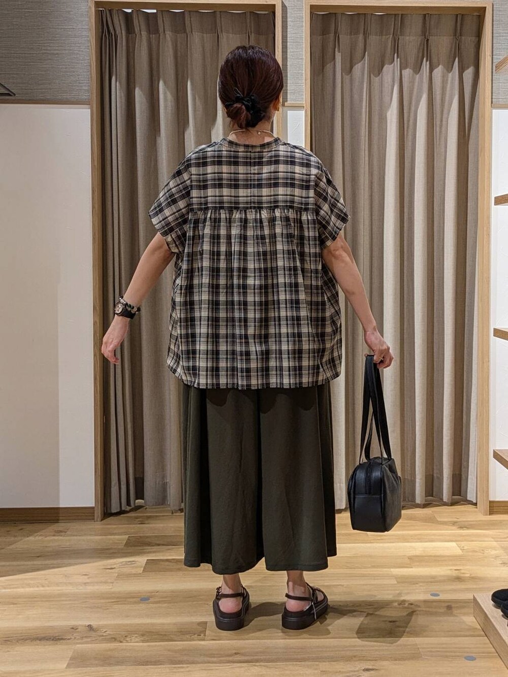 ブラック系のショルダーバッグ、その他のシャツ/ブラウス、ブラウン系のサンダルを着用したレディースの夏コーディネートの3枚目の写真