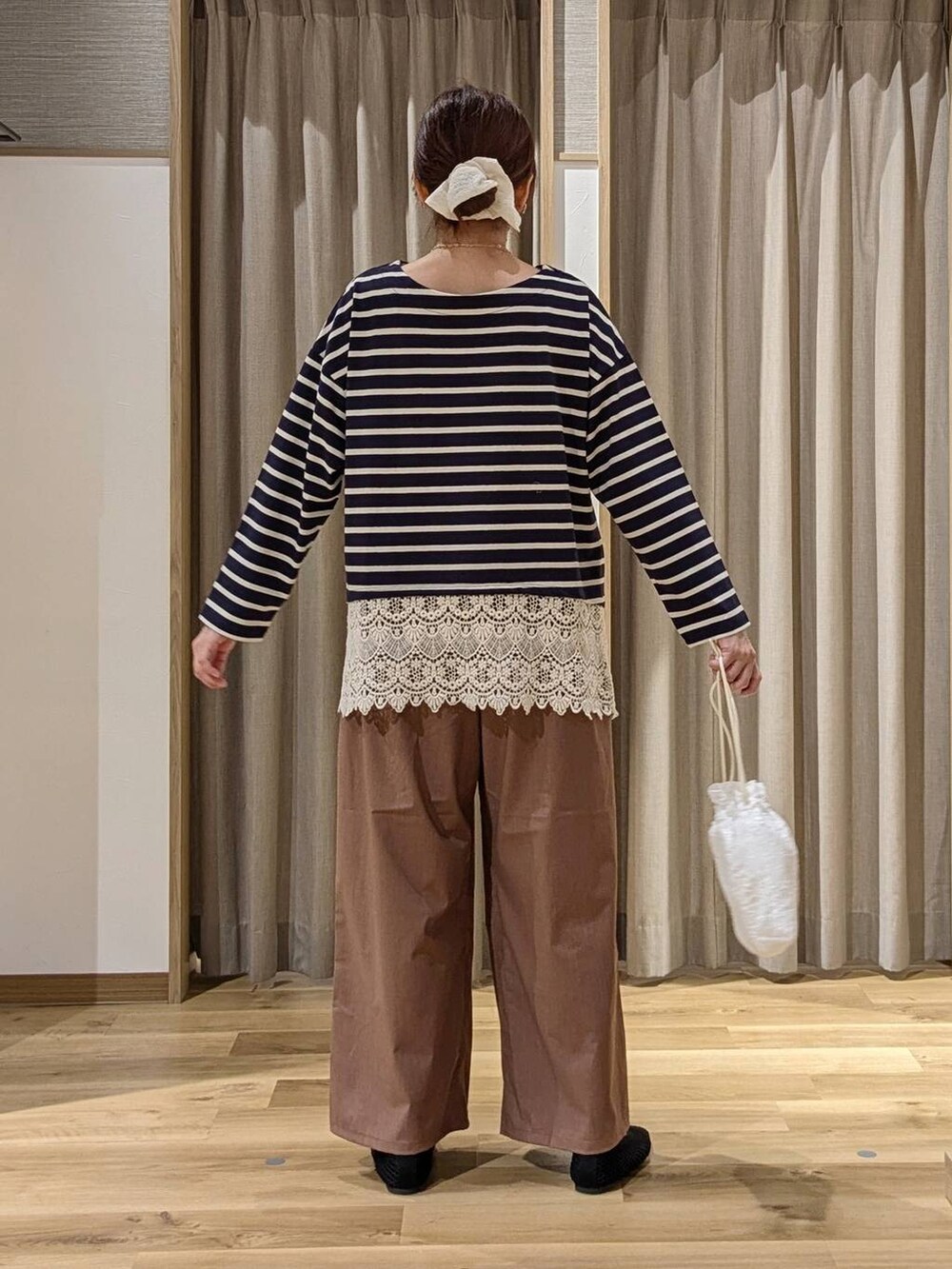 ブルー系のTシャツ/カットソー、ブラウン系のその他パンツ、ブラック系のパンプスを着用したレディースの秋コーディネートの4枚目の写真