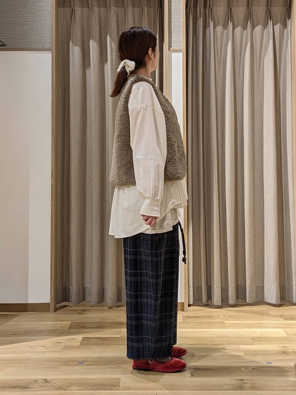 レッド系のその他シューズ、ブラック系のショルダーバッグ、ベージュ系のシャツ/ブラウスを着用したレディースの秋コーディネートの2枚目の写真