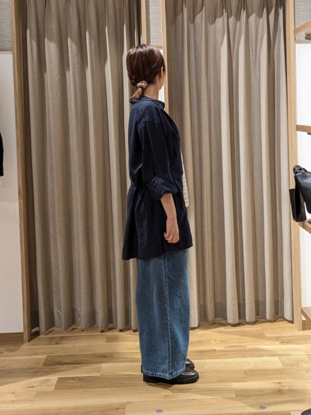 ブルー系のデニムパンツ、ブラウン系のローファー、ブルー系のその他アウターを着用したレディースの秋コーディネートの2枚目の写真
