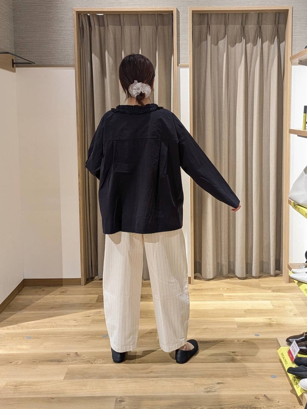その他のその他パンツ、グレー系のパンプス、その他のネックレスを着用したレディースの春コーディネートの2枚目の写真